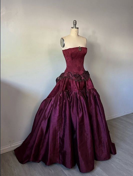 Vintage Ballkleid Trägerlos Burgund Ärmellos Satin 90er Jahre Edle Ballkleider Inspiration Partykleid Prinzessin Abschlusskleid B642