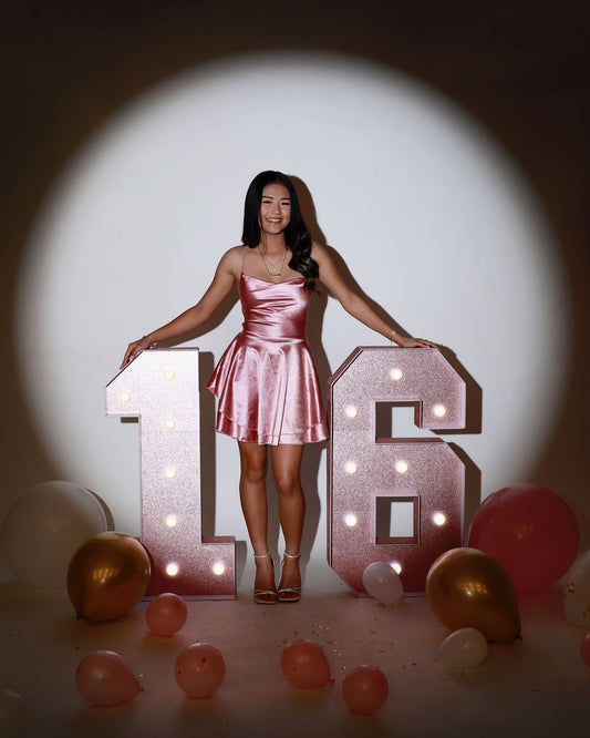 Schlichtes A-Linie Spaghettiträger Rosa Satin Kurzes Kleid zum 16. Geburtstag Homecoming Kleider Cocktailkleid B653