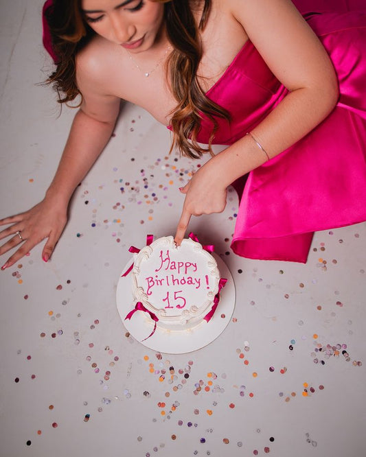 Sexy A-Linie Trägerlos Hot Pink Satin Kurzes Kleid zum 15. Geburtstag Middle School Homecoming Kleider Cocktailkleid B690