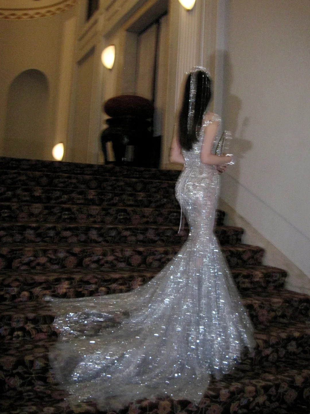 Robe de mariée sirène luxueuse à col rond ornée de perles, de pierres précieuses et de sequins argentés, coupe ajustée, référence N073