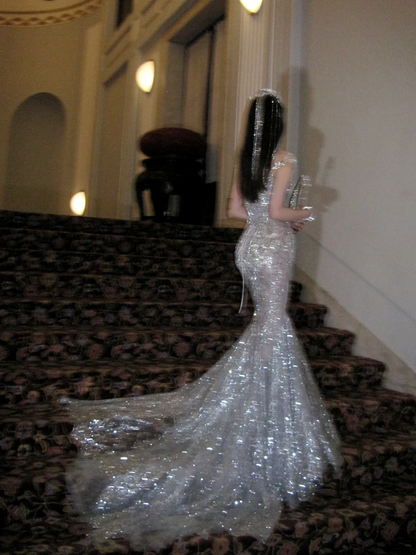 Robe de mariée sirène luxueuse à col rond ornée de perles, de pierres précieuses et de sequins argentés, coupe ajustée, référence N073