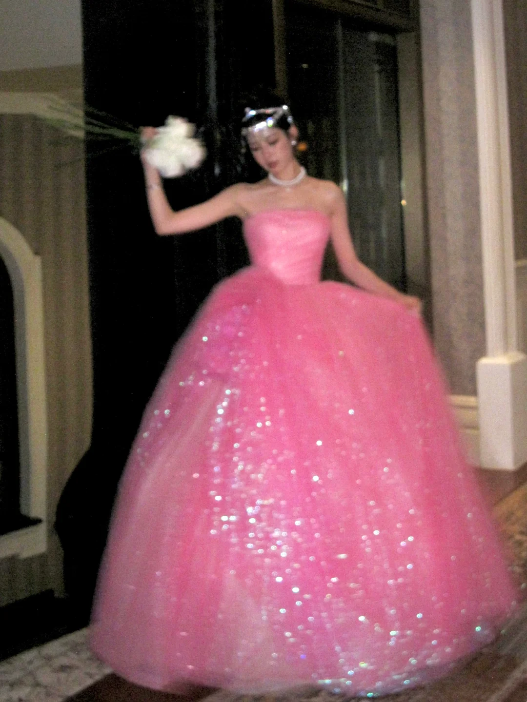 Robe de bal longue rose à paillettes sans bretelles, sans bretelles, idéale pour une quinceañera, un anniversaire de luxe ou une fête de 15 ou 16 ans (N074)