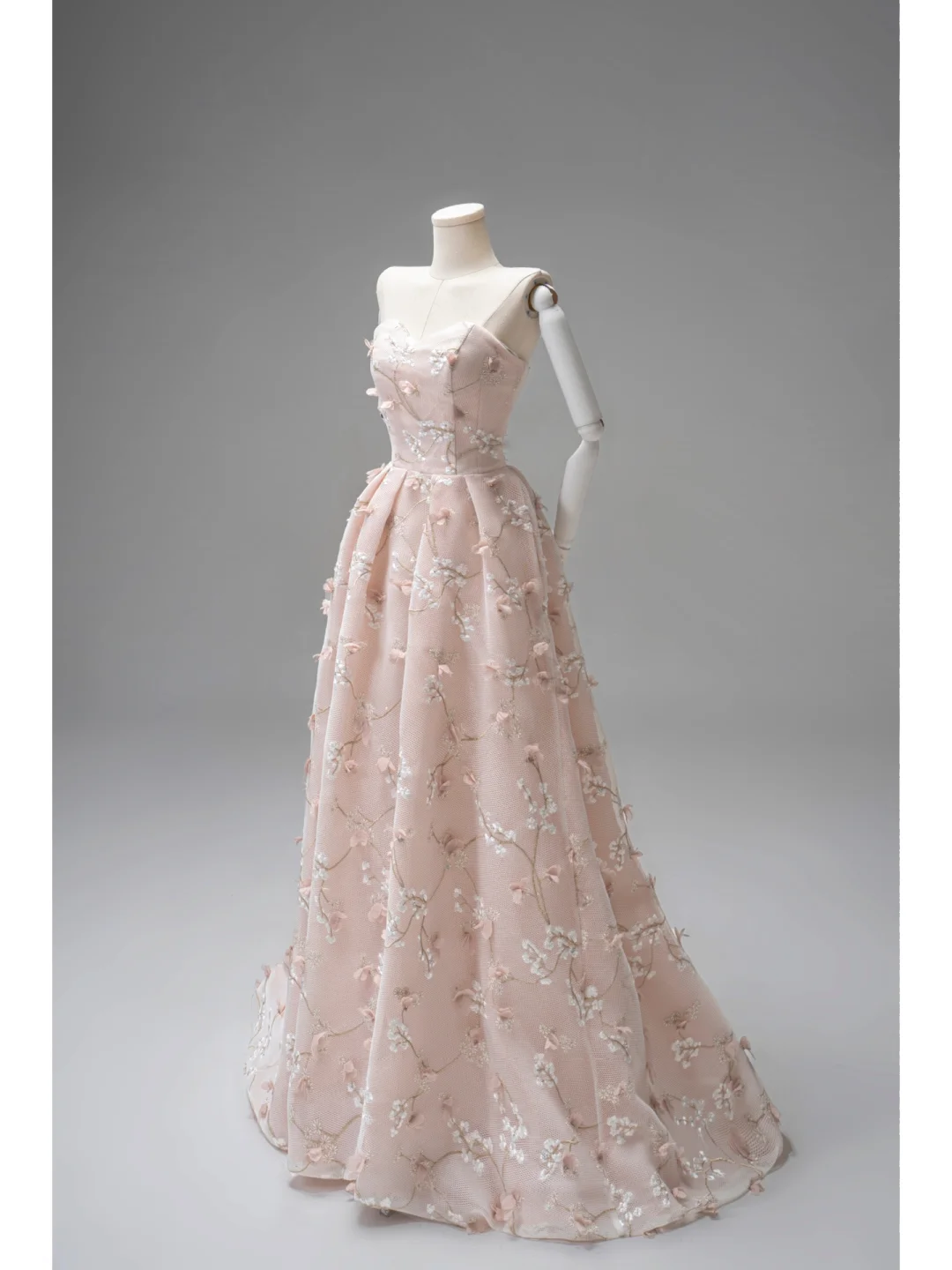 Niedliches, langes, rosafarbenes A-Linien-Abendkleid mit Neckholder und Blumenmuster aus Tüll – ein echter Hingucker zum 19. Geburtstag (AB1004)