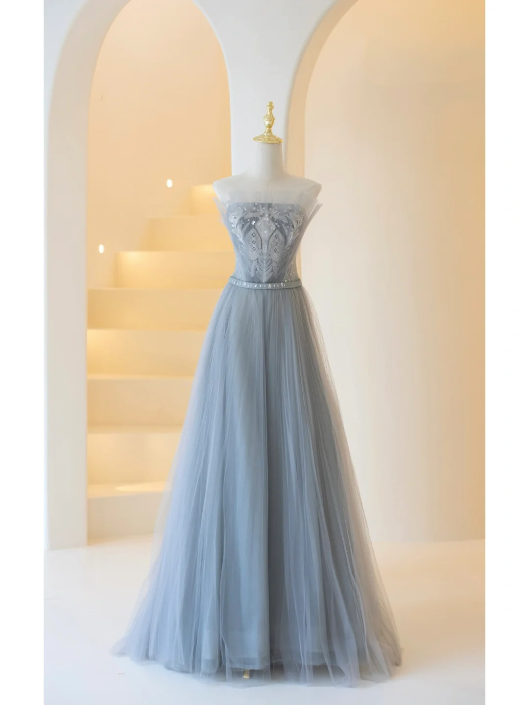Bezauberndes, trägerloses, staubblaues Tüll-Abendkleid – ein beeindruckendes Outfit zum 20. Geburtstag (AB910)