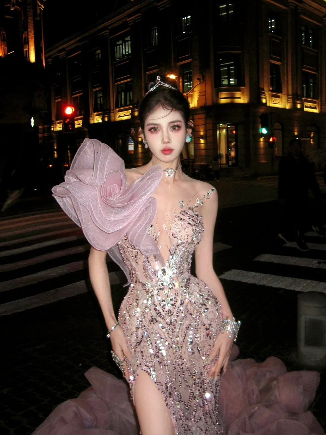 Robe de bal sirène rose à une épaule et à volants, longue et élégante, idéale pour une soirée de remise de diplômes (N078)