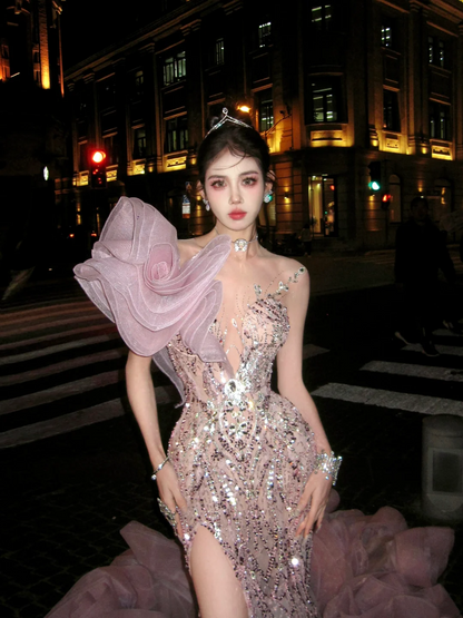 Robe de bal sirène rose à une épaule et à volants, longue et élégante, idéale pour une soirée de remise de diplômes (N078)