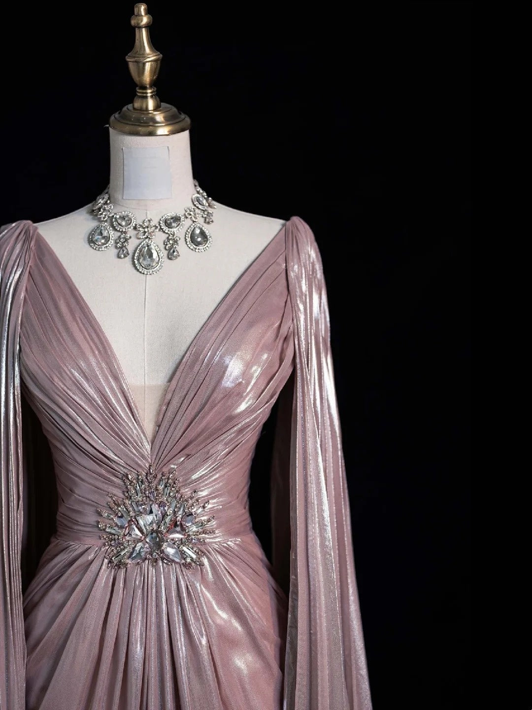 Robe de bal longue vintage en satin rose, coupe trapèze, col en V, corsage perlé et cape, tenue de soirée formelle N541