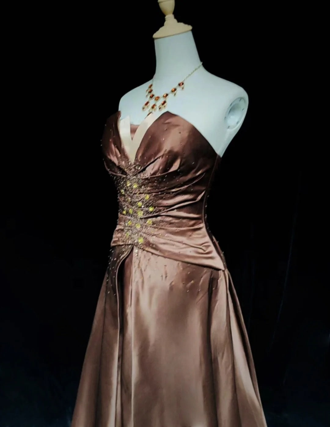 Belles robes de bal inspiration robe de bal bustier cœur en satin avec perles chocolat robe de soirée femme N3187