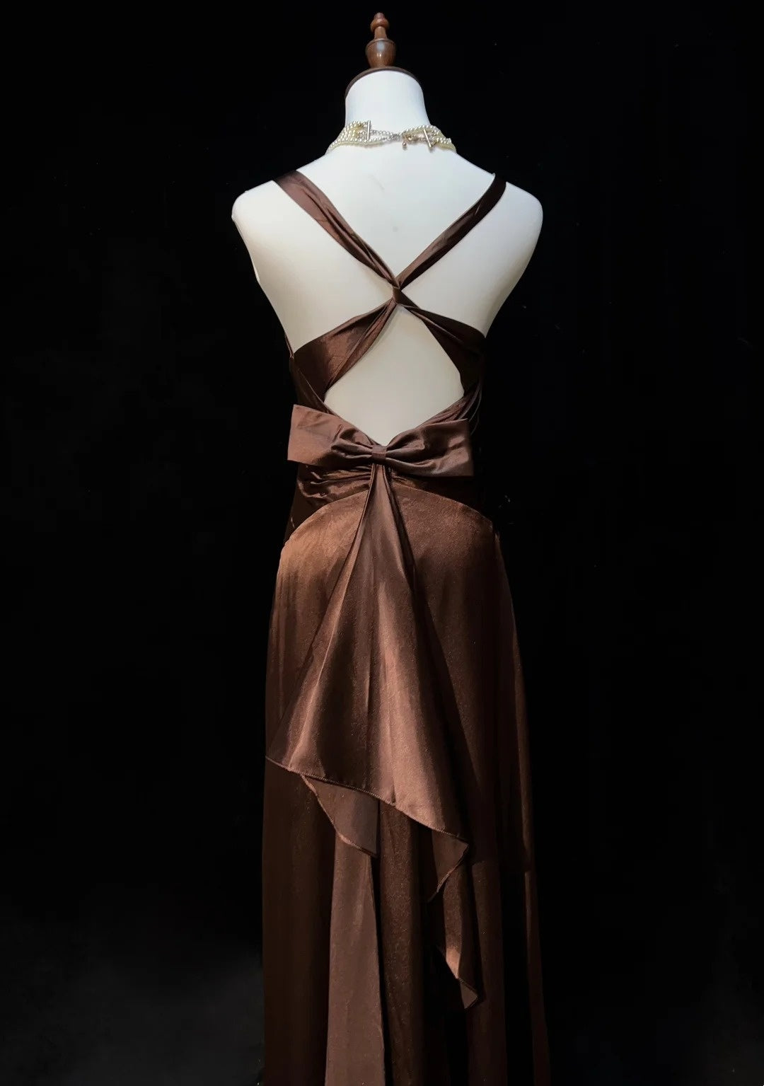 Robes de bal vintage Trapèze Licou Marron Dos nu Satin Plissé Années 50 Longue Robe de soirée N2601