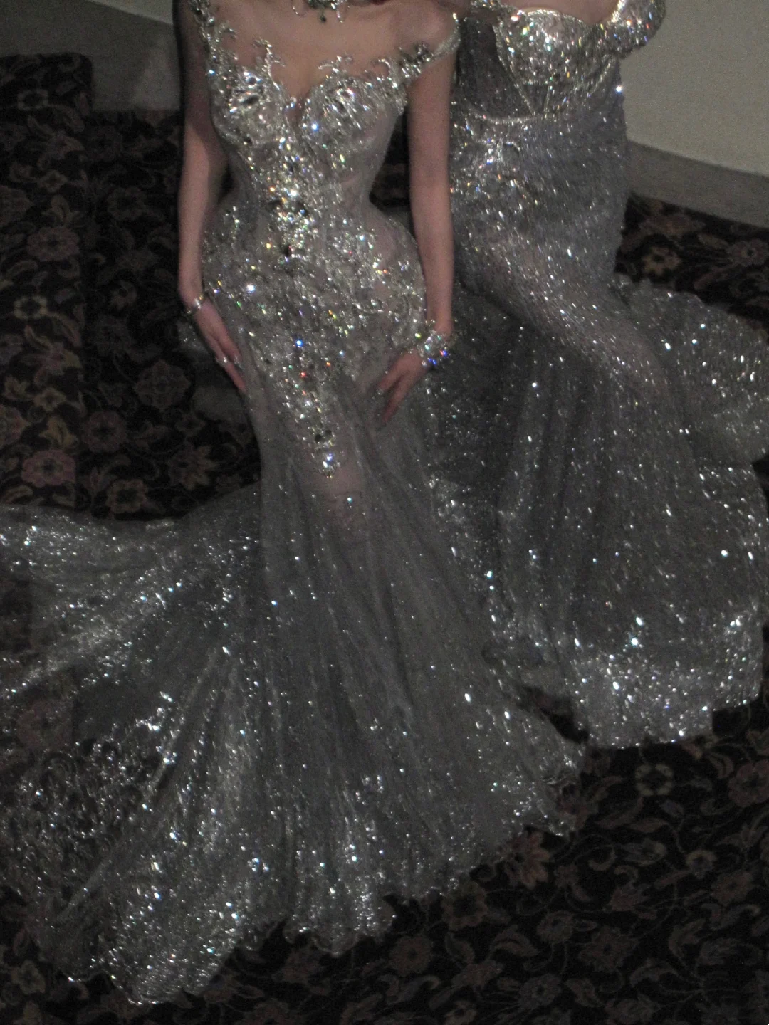 Luxurious Wedding Dresses Mermaid Style With Beaded Crystals Bodice Silver Sequin Bride Dress For Brides Fitted Bridal Gown N077