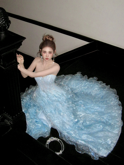 Robe de bal sobre en organza bleu à épaules dénudées, manches longues cape, à volants superposés, idéale pour une soirée de remise de diplômes (N054)