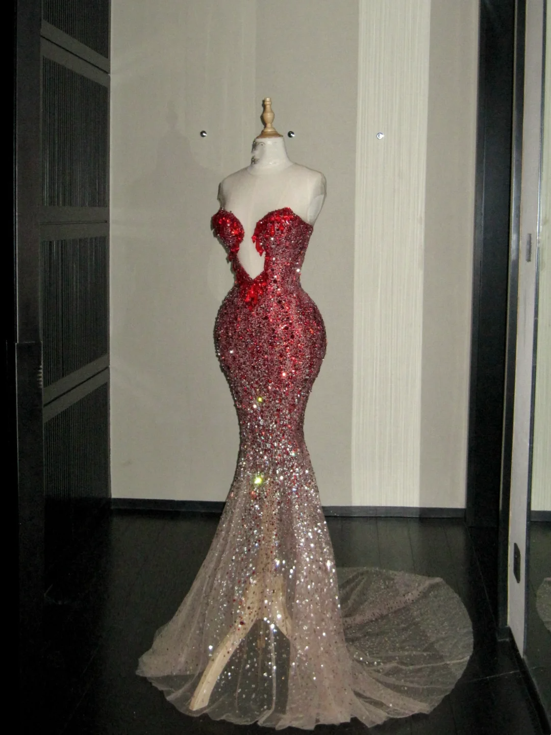 Robe de bal sirène bordeaux à décolleté cœur et perles de cristal, style sobre, longue et élégante, idéale pour une soirée de remise de diplômes (N058)