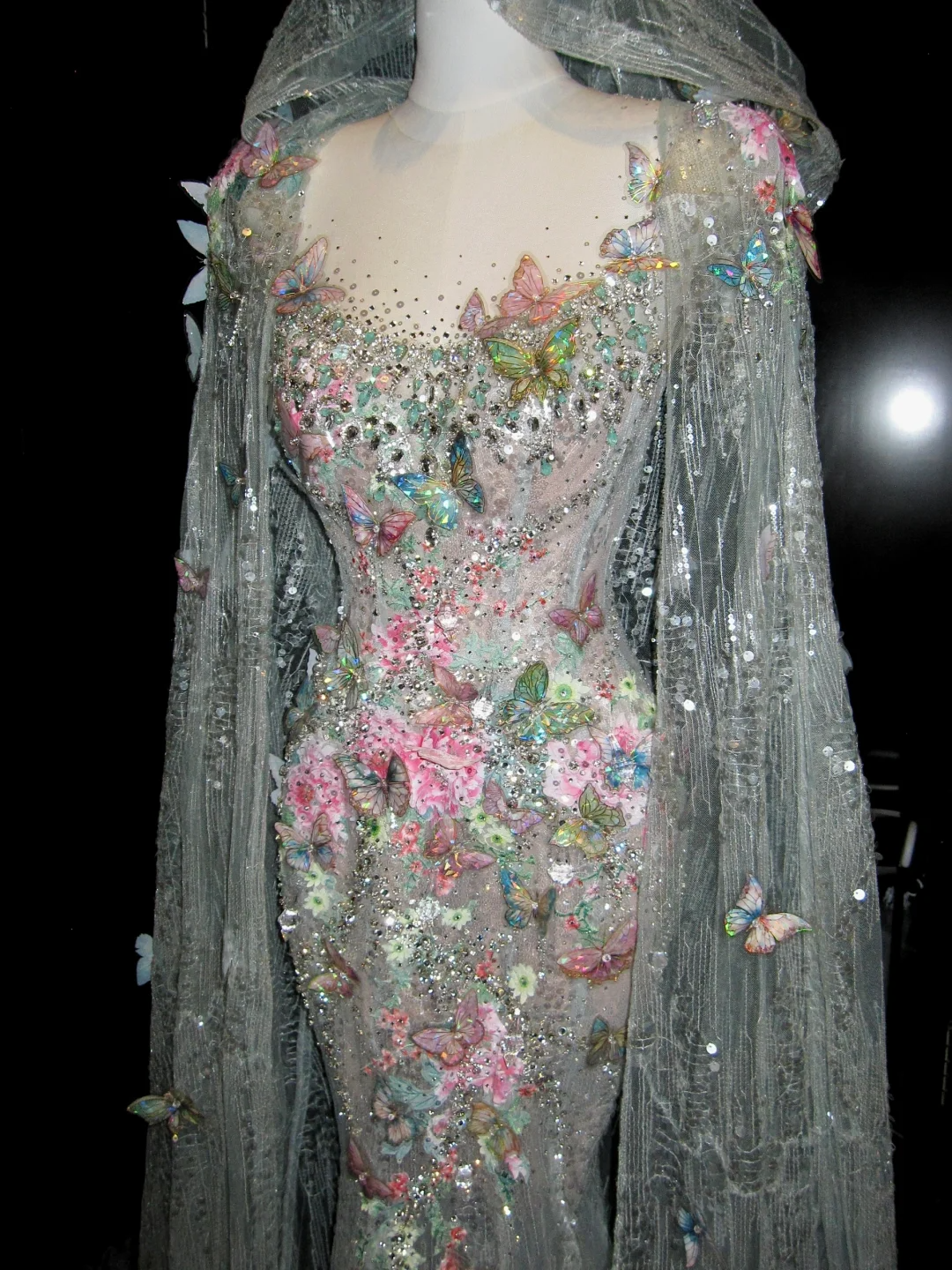 Robe de mariée sirène scintillante à col rond et dentelle à sequins floraux avec traîne, robe de mariée féerique N062