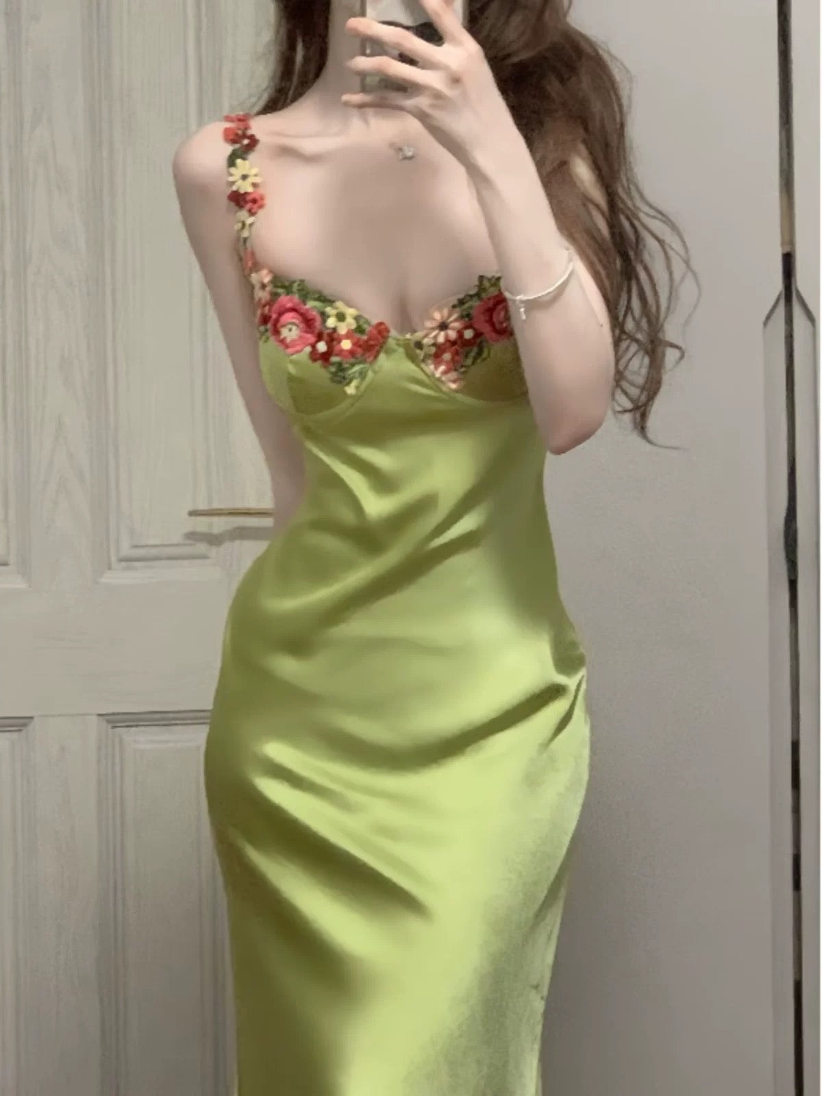 Robe de bal verte à bretelles spaghetti en satin, coupe trapèze, N266