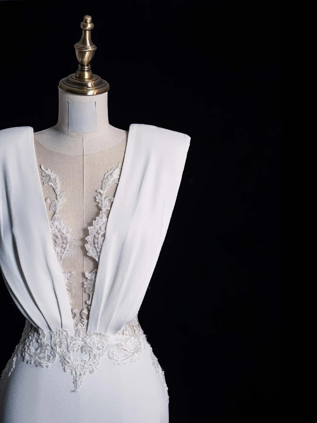 Robe de mariée sirène simple en satin blanc sans manches à col en V et dentelle, style féerique automnal N544