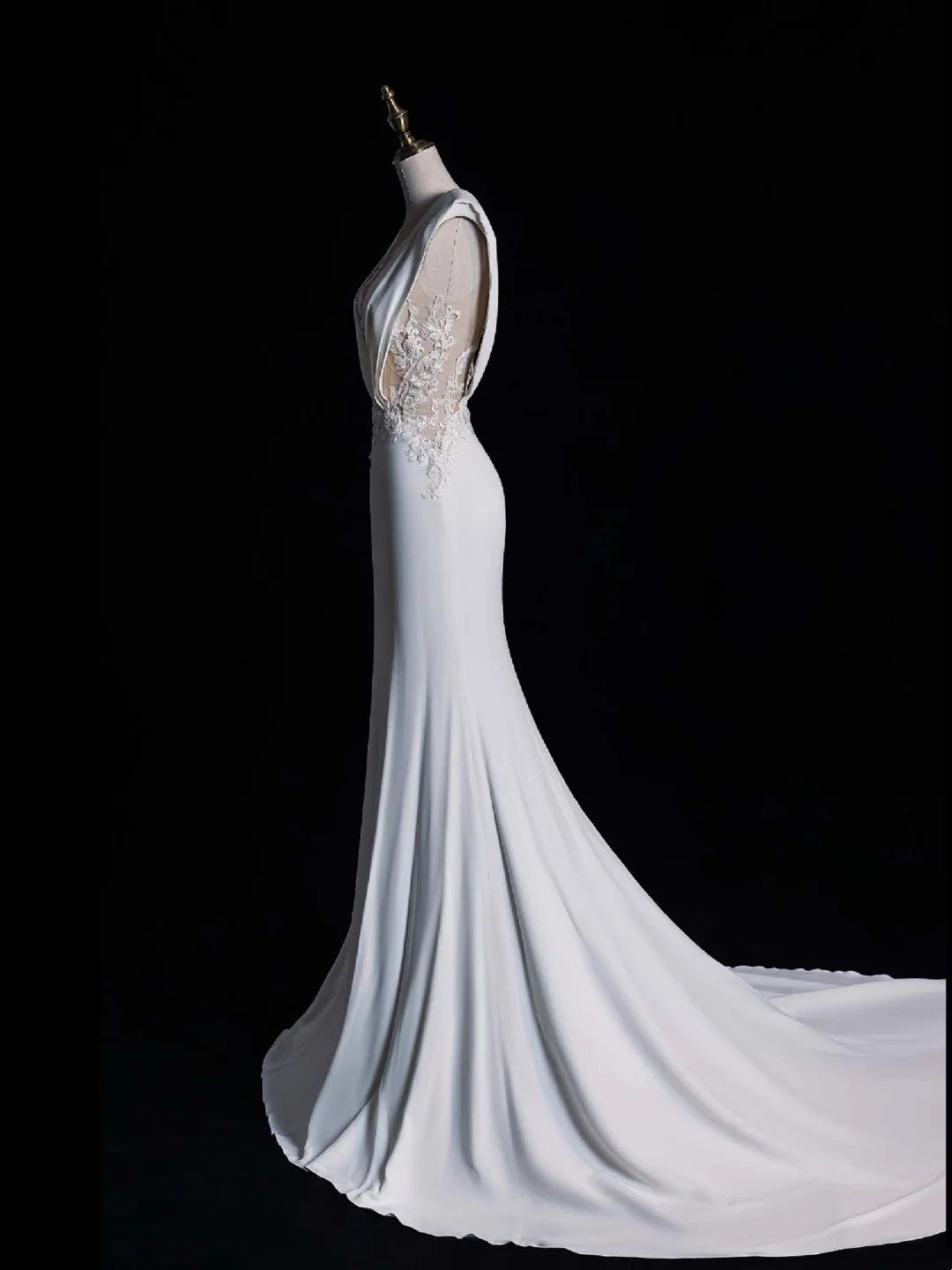 Robe de mariée sirène simple en satin blanc sans manches à col en V et dentelle, style féerique automnal N544
