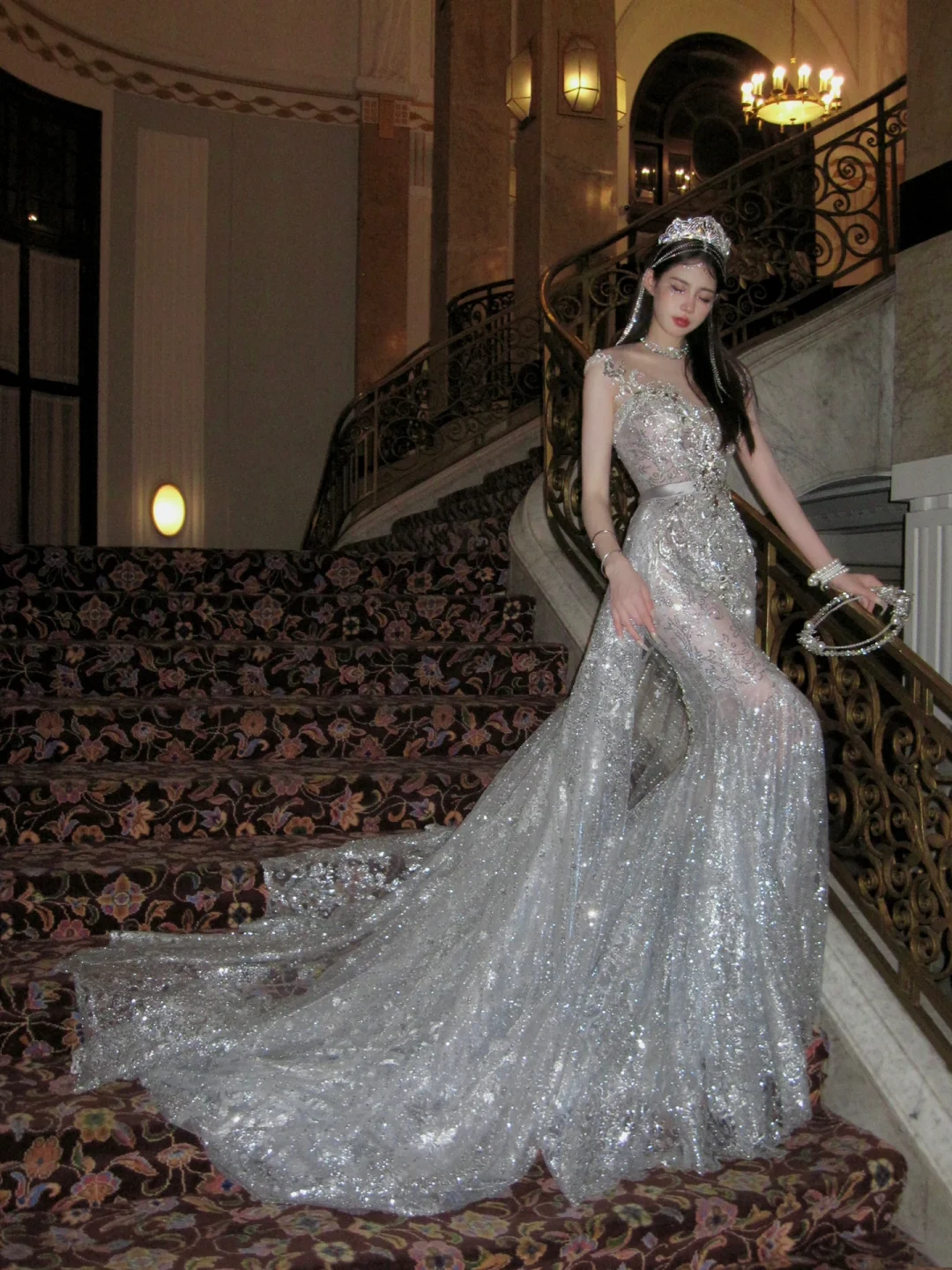 Robe de mariée sirène luxueuse à col rond ornée de perles, de pierres précieuses et de sequins argentés, coupe ajustée, référence N073