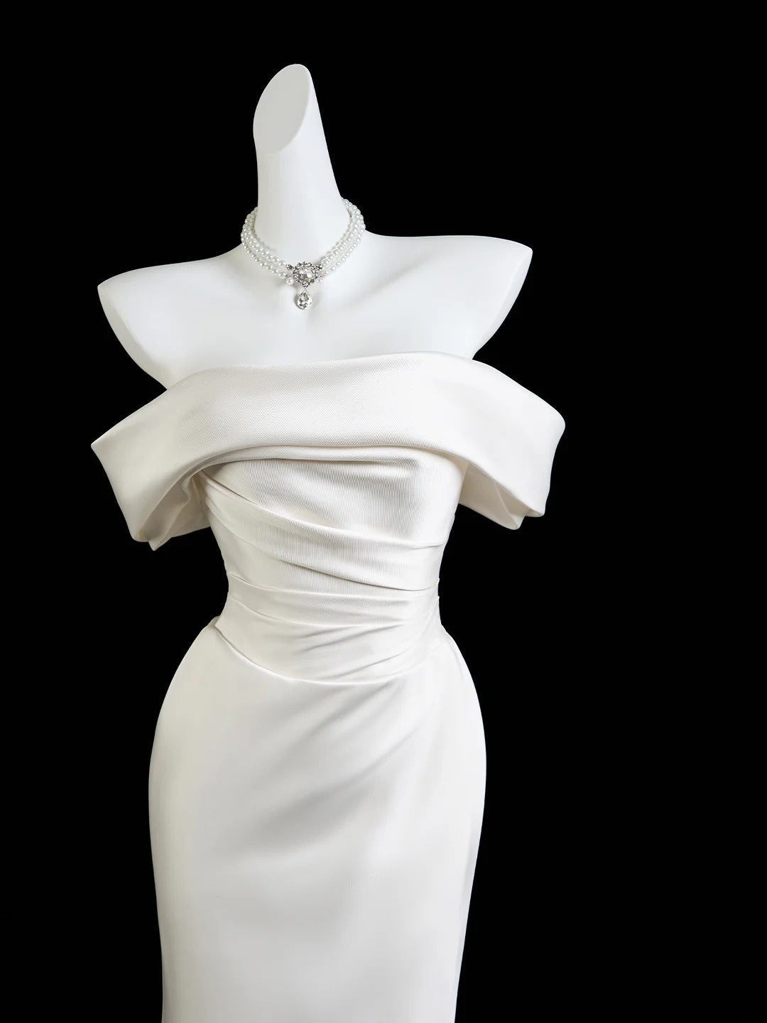 Robe de mariée sirène classique en satin blanc à épaules dénudées et manches courtes, coupe ajustée N233