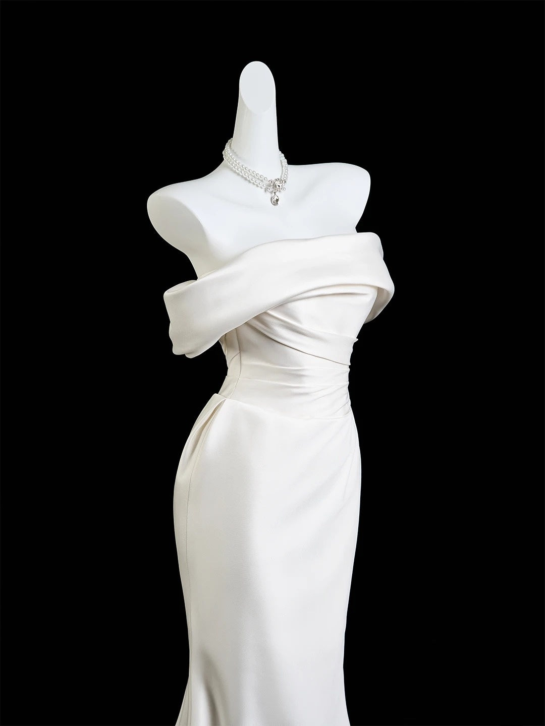Robe de mariée sirène classique en satin blanc à épaules dénudées et manches courtes, coupe ajustée N233
