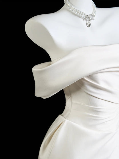 Robe de mariée sirène classique en satin blanc à épaules dénudées et manches courtes, coupe ajustée N233