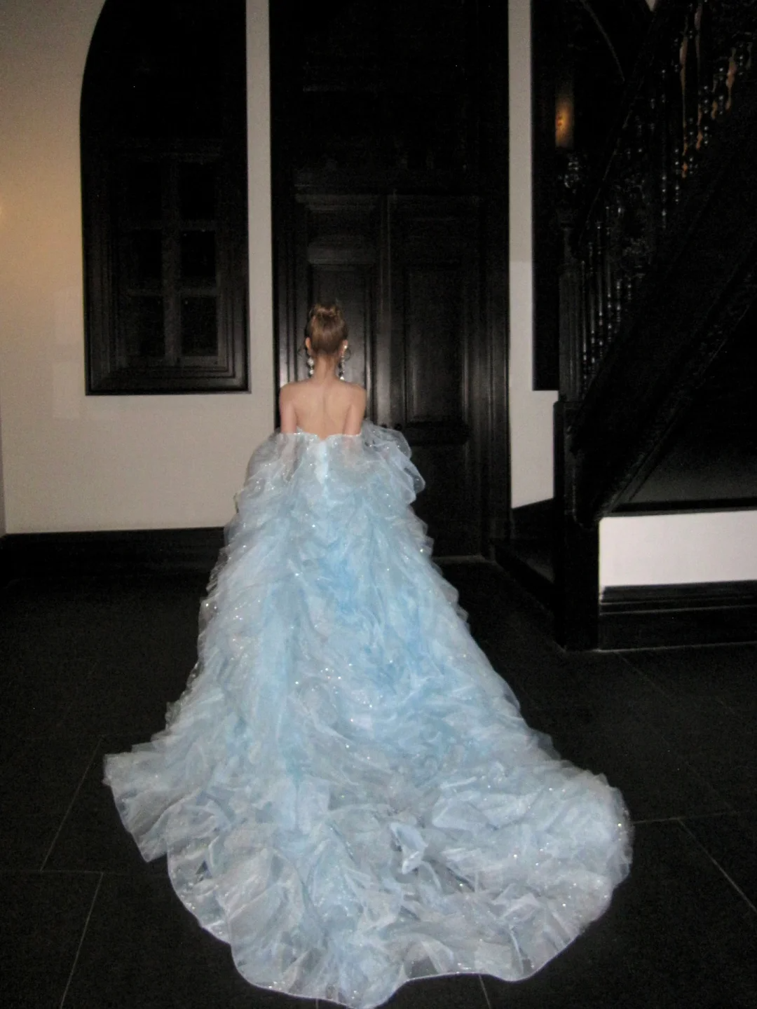 Robe de bal sobre en organza bleu à épaules dénudées, manches longues cape, à volants superposés, idéale pour une soirée de remise de diplômes (N054)