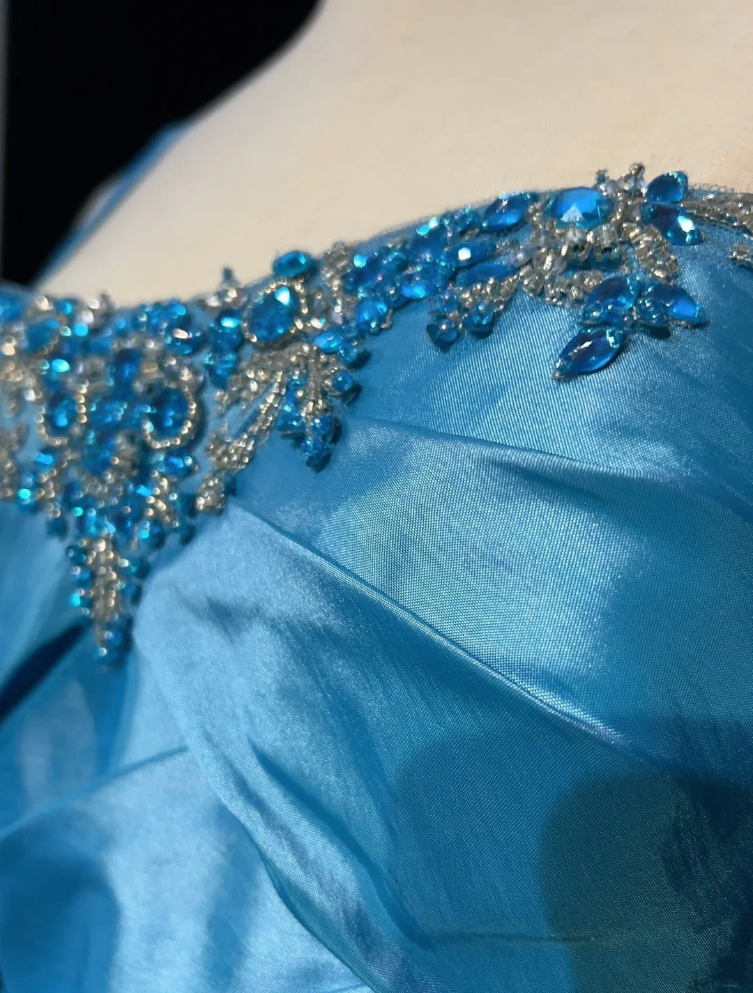 Robes de Bal Tendances Inspiration Sirène Bretelles Spaghetti Gala Bleu Satin avec Perles Robes de Soirée N3190
