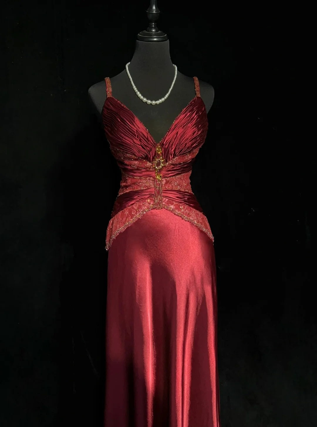 Robes de bal vintage en satin rouge bordeaux coupe trapèze à fines bretelles avec plis, longue robe de soirée années 60 N2602
