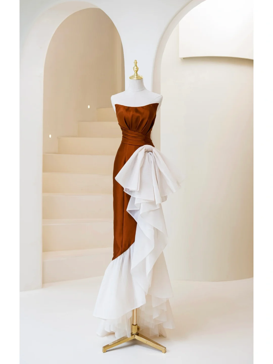 Elegantes, trägerloses, langes Meerjungfrauen-Abendkleid aus braunem Satin – bezauberndes Abendkleid für Partys und Hochzeiten AB1027