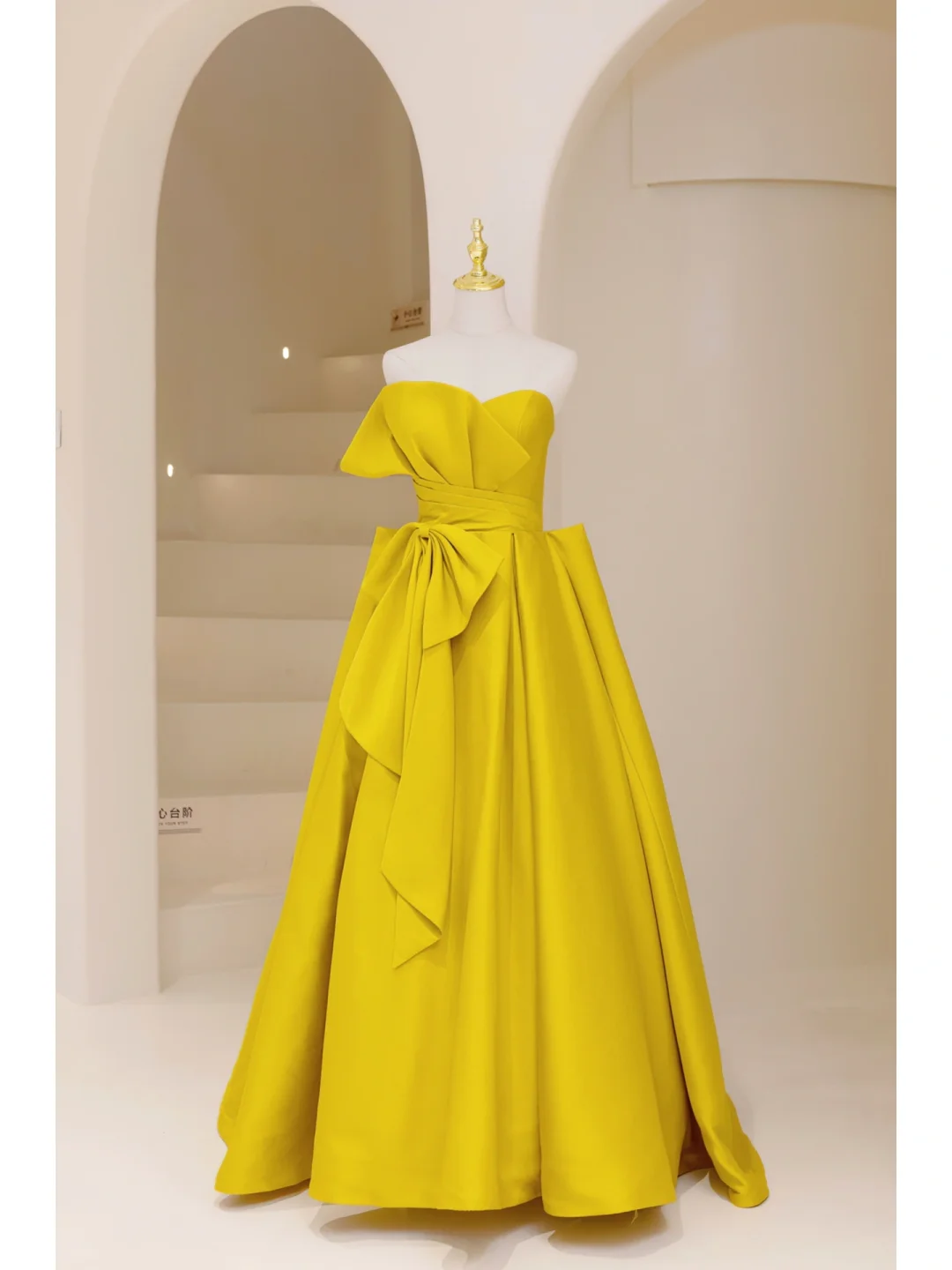 Robe de bal élégante sans bretelles en satin jaune, longue robe de soirée charmante, robe d'invitée de mariage tendance AB1028
