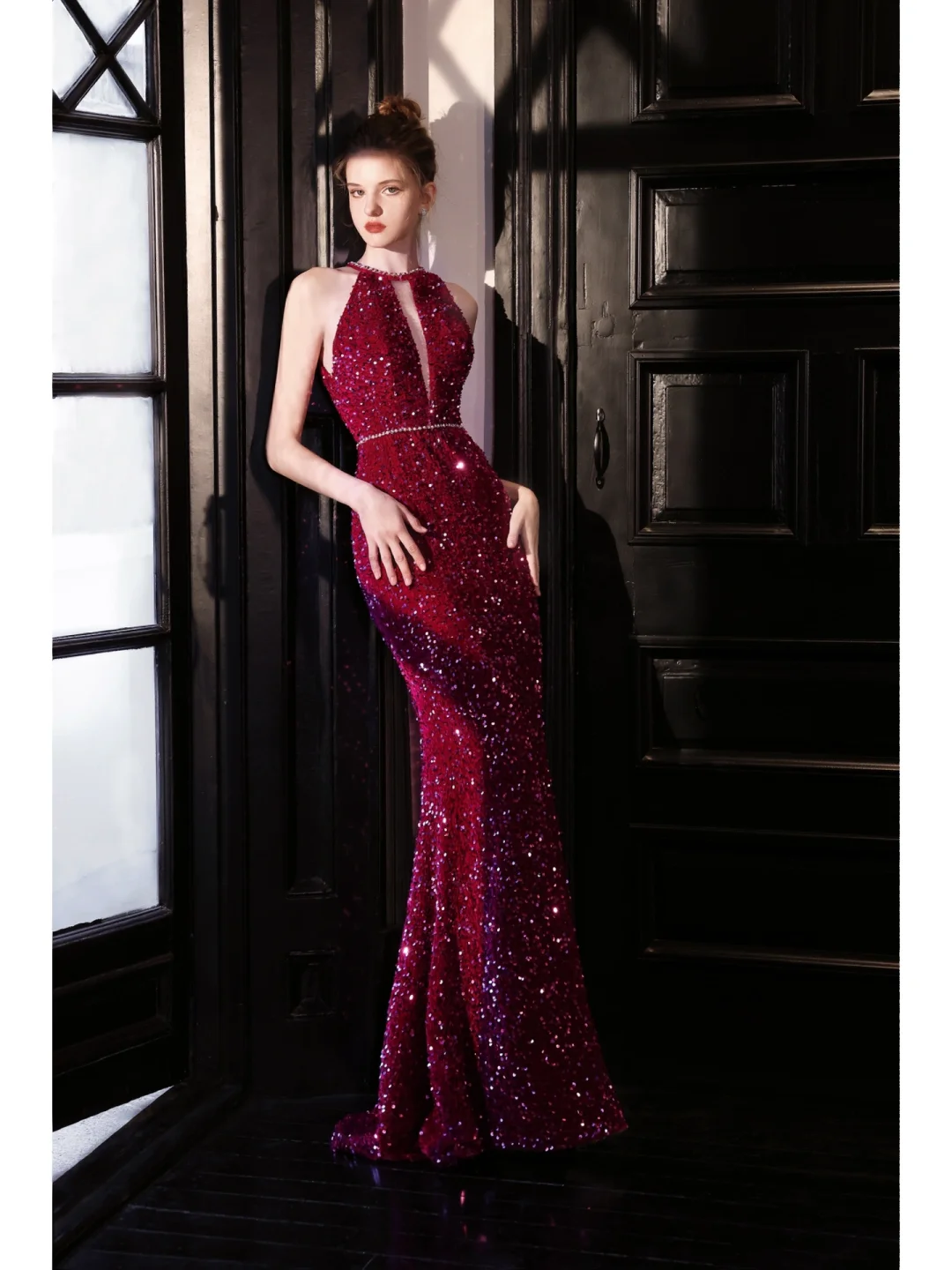 Funkelndes Meerjungfrauen-Abendkleid mit Pailletten in Fuchsia und Schmuckkragen – ein beeindruckendes Outfit für den 18. Geburtstag (AB889)