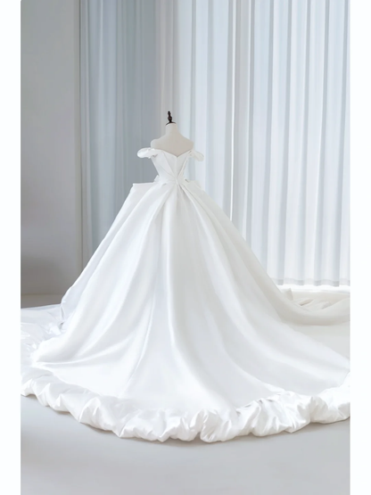 Schlichtes Ballkleid, schulterfrei, aus Satin und Spitze, weiß, tailliert und ausgestellt, bodenlang, mit Falten, Hochzeitskleid AB1010