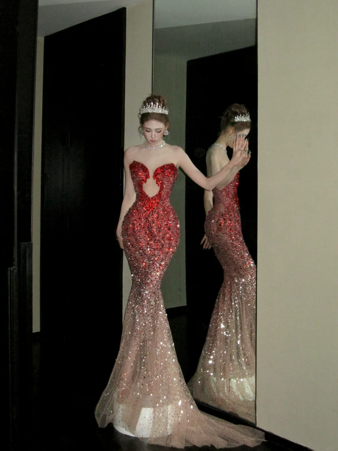 Robe de bal sirène bordeaux à décolleté cœur et perles de cristal, style sobre, longue et élégante, idéale pour une soirée de remise de diplômes (N058)