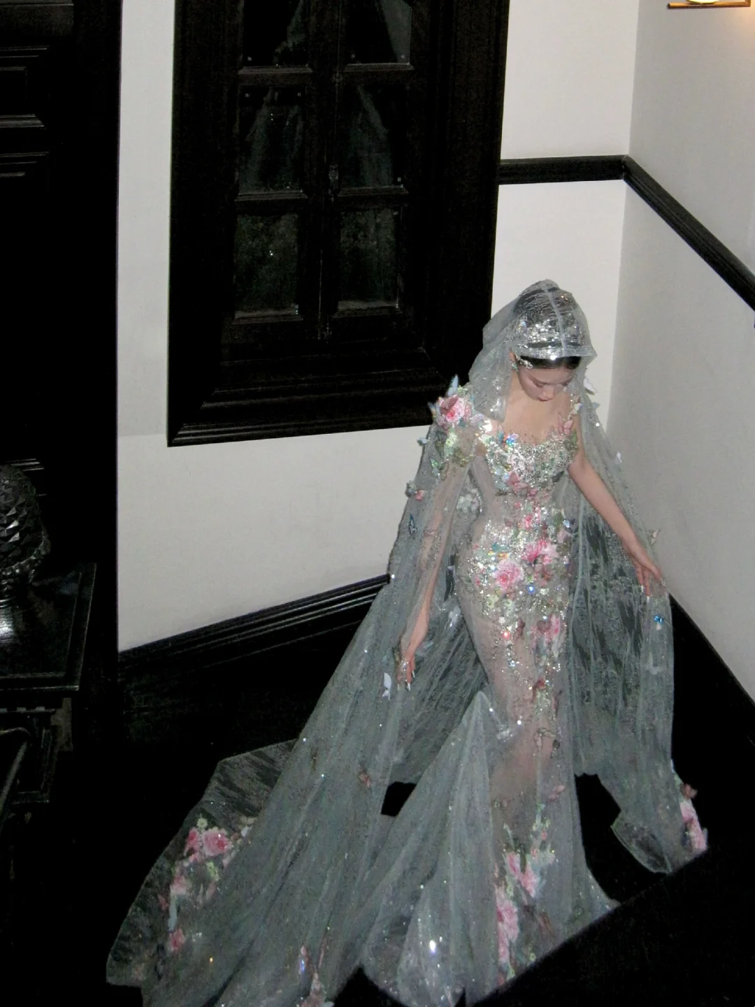 Robe de mariée sirène scintillante à col rond et dentelle à sequins floraux avec traîne, robe de mariée féerique N062