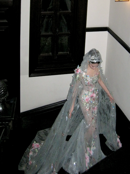 Robe de mariée sirène scintillante à col rond et dentelle à sequins floraux avec traîne, robe de mariée féerique N062
