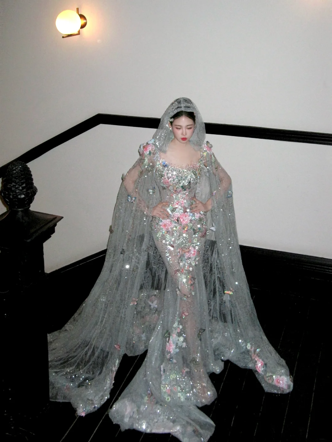 Robe de mariée sirène scintillante à col rond et dentelle à sequins floraux avec traîne, robe de mariée féerique N062