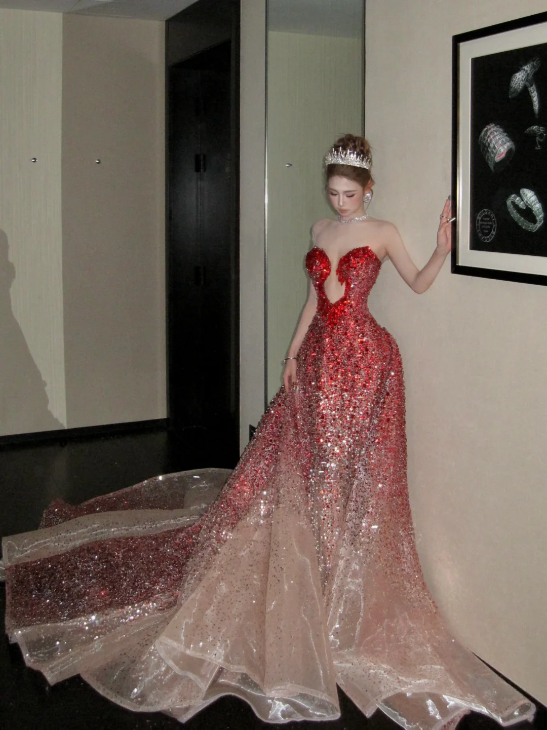 Robe de bal sirène bordeaux à décolleté cœur et perles de cristal, style sobre, longue et élégante, idéale pour une soirée de remise de diplômes (N058)