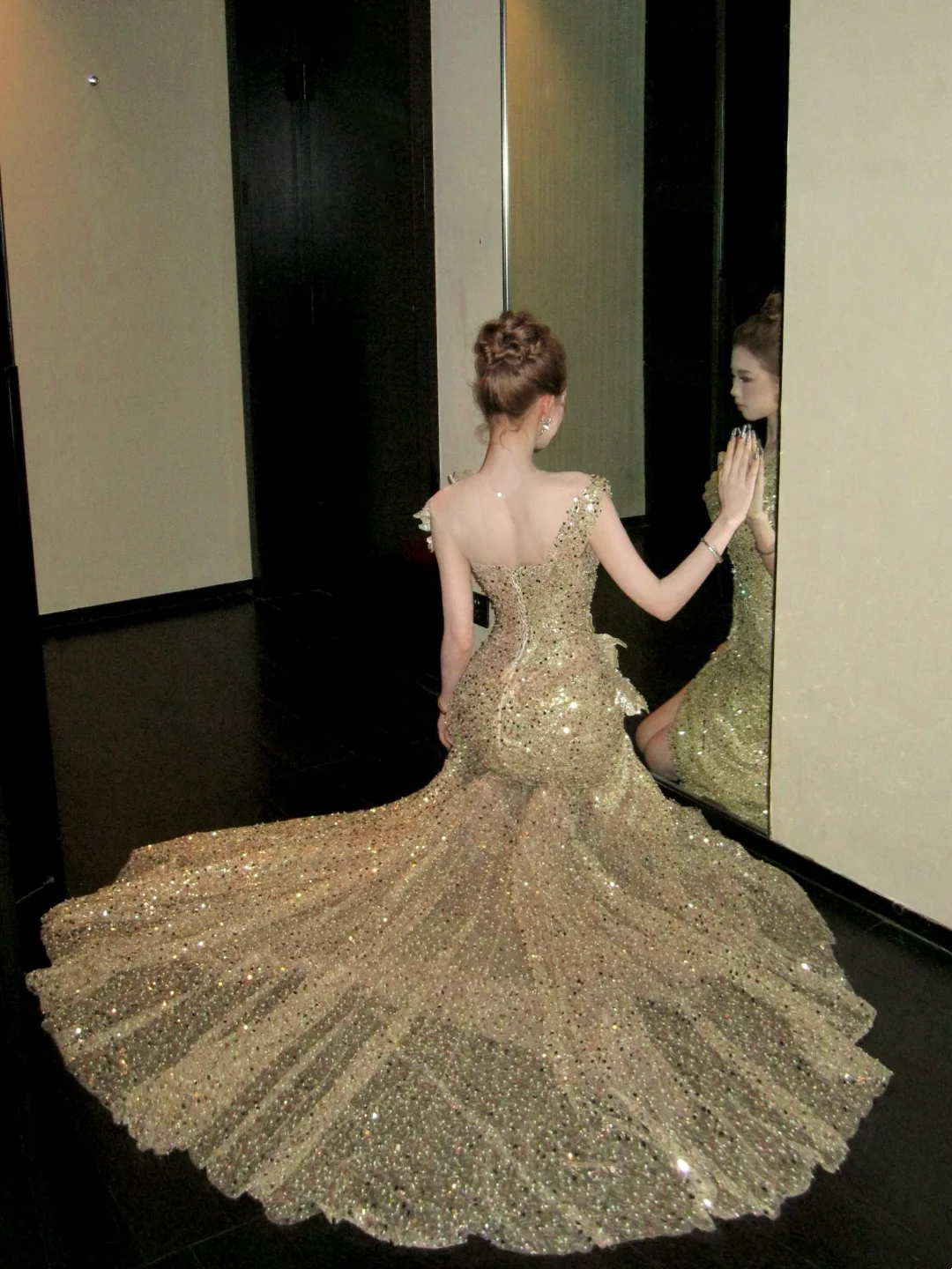 Robe de bal sirène dorée à paillettes brillantes avec corset et dos ajusté, longue tenue de soirée esthétique pour la remise des diplômes N059