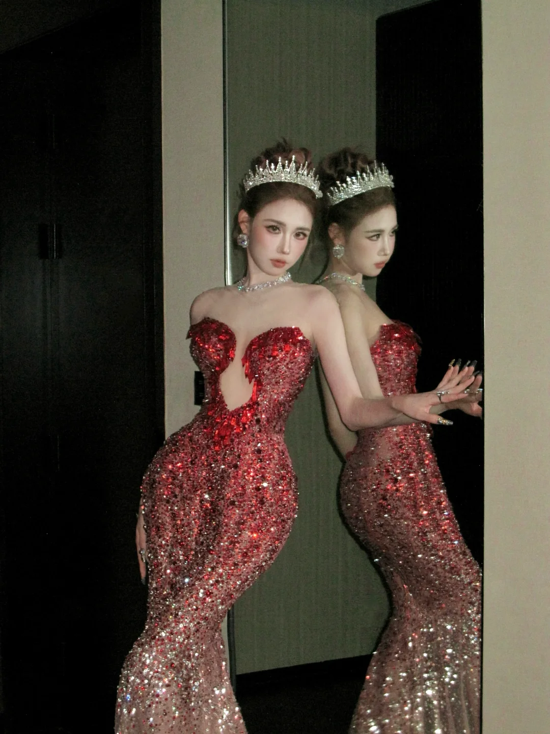 Robe de bal sirène bordeaux à décolleté cœur et perles de cristal, style sobre, longue et élégante, idéale pour une soirée de remise de diplômes (N058)