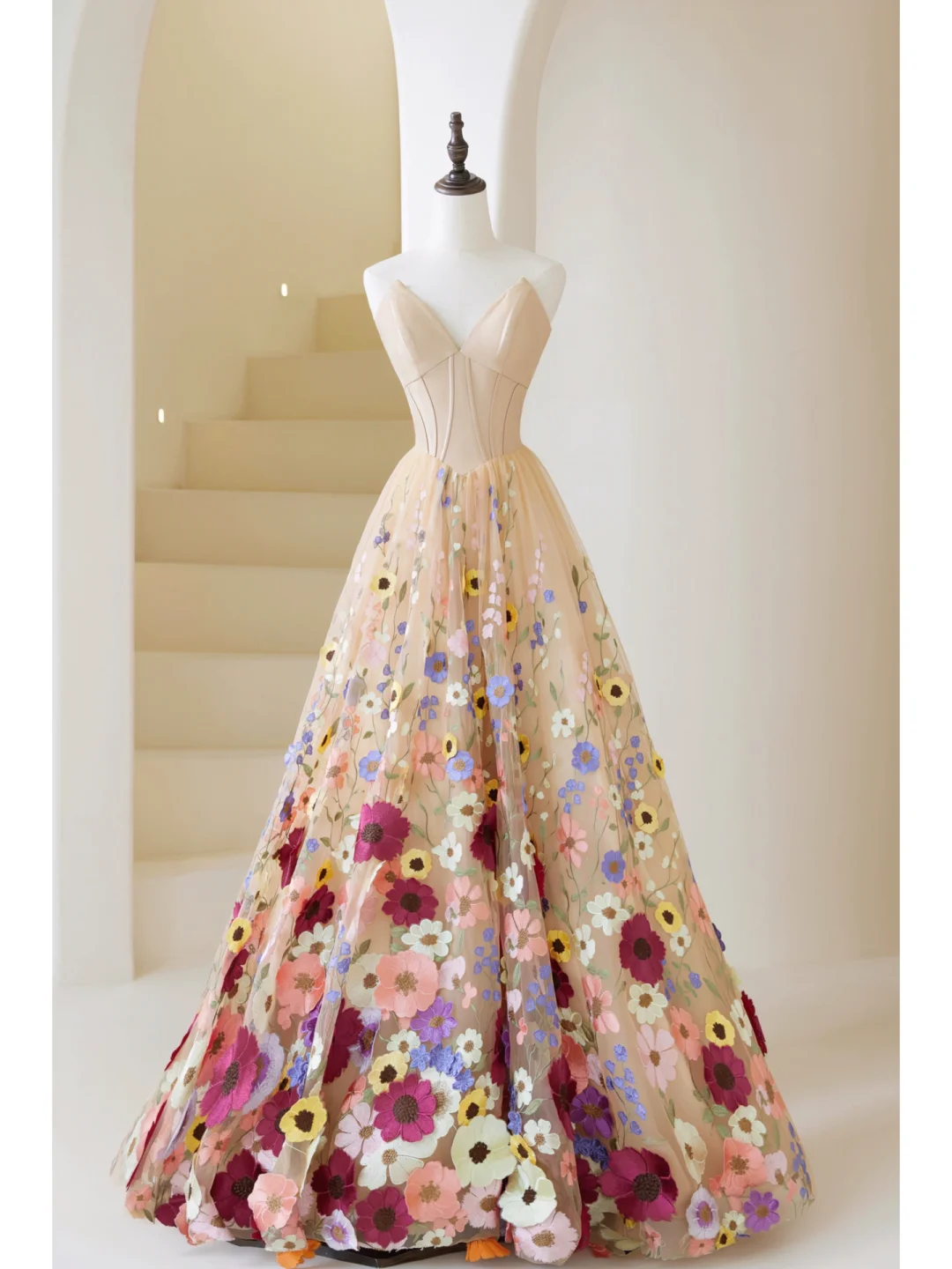 Bezauberndes langes Ballkleid mit Herzausschnitt, floralem Tüll und champagnerfarbenem Schnitt – das perfekte Outfit für den 19. Geburtstag (AB859).
