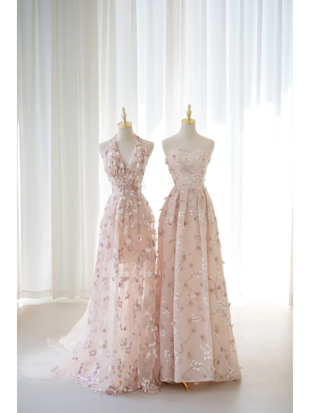 Niedliches, langes, rosafarbenes A-Linien-Abendkleid mit Neckholder und Blumenmuster aus Tüll – ein echter Hingucker zum 19. Geburtstag (AB1004)