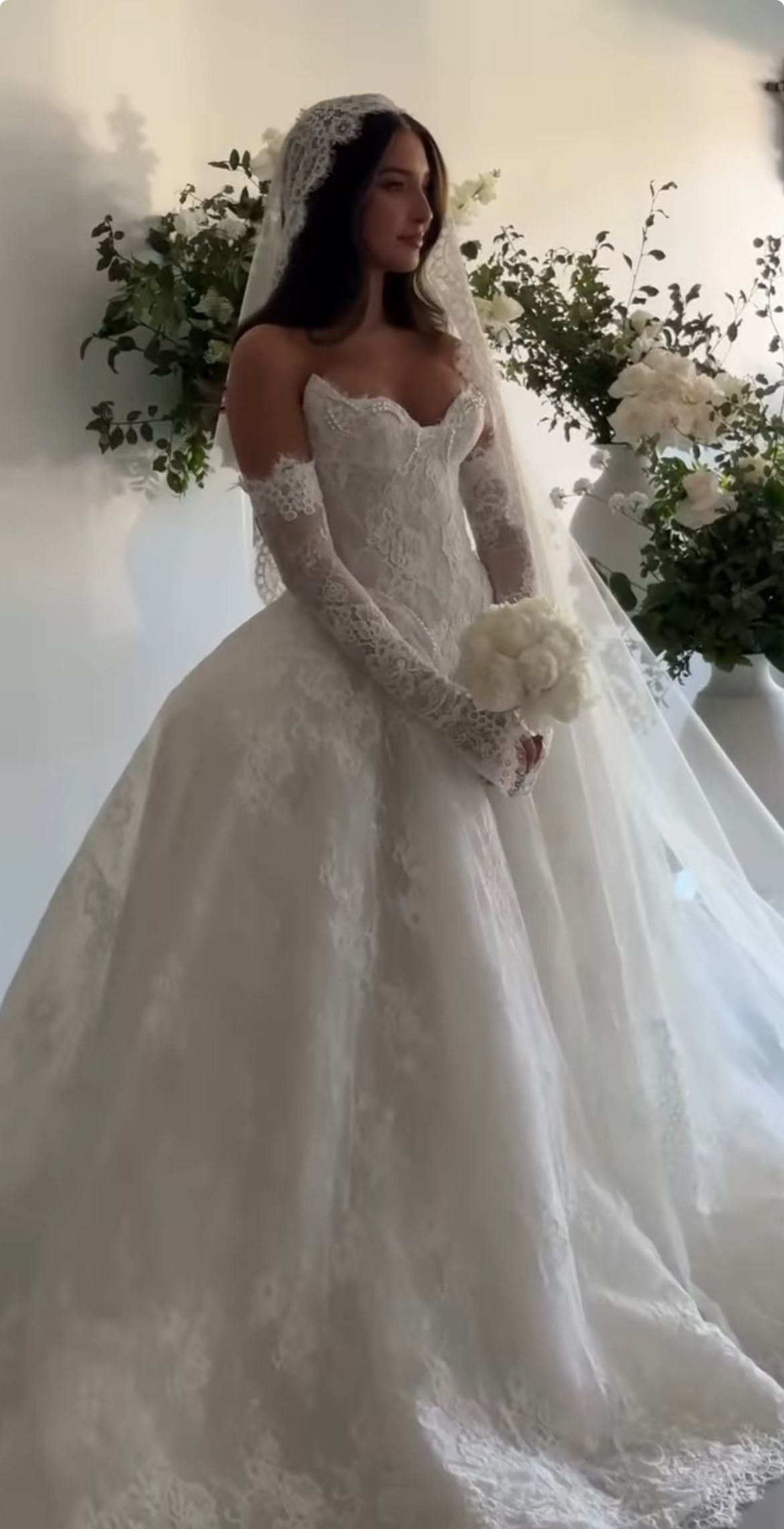 Princess Wedding Dress Ball Gown Sweetheart White Lace With Gloves Floor Length Bridal Gown RC1384