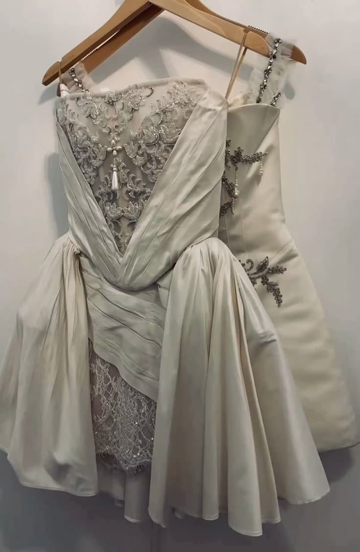 Einzigartige Brautkleider Etui Trägerlos Weiß Kurz Mit Spitze Kurze Länge Sommer Garten Hochzeitskleid N4093