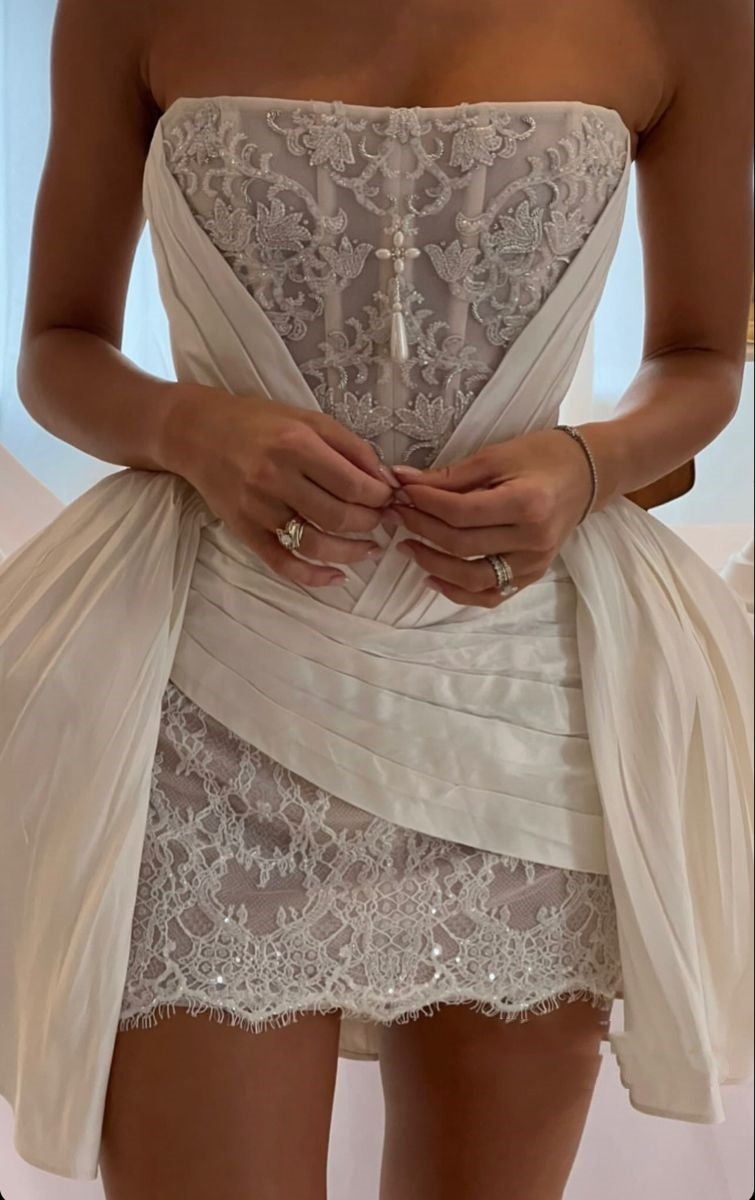 Einzigartige Brautkleider Etui Trägerlos Weiß Kurz Mit Spitze Kurze Länge Sommer Garten Hochzeitskleid N4093