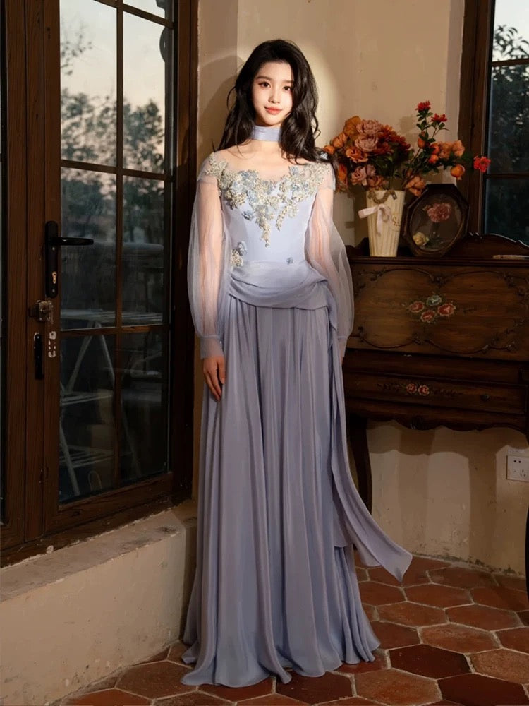 Superbe robe de bal longue en satin bleu ligne A avec décolleté rond, sans manches et écharpe pour femme N4266
