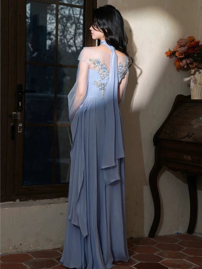 Superbe robe de bal longue en satin bleu ligne A avec décolleté rond, sans manches et écharpe pour femme N4266