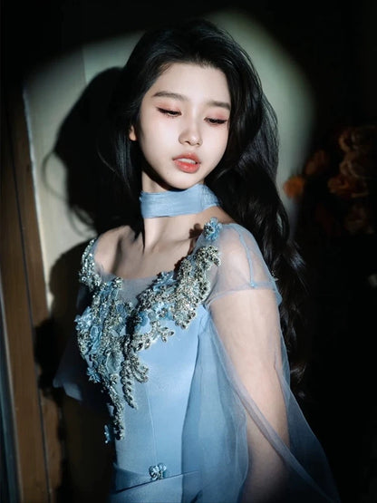 Superbe robe de bal longue en satin bleu ligne A avec décolleté rond, sans manches et écharpe pour femme N4266