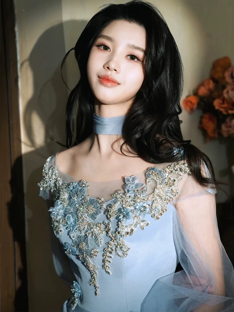 Superbe robe de bal longue en satin bleu ligne A avec décolleté rond, sans manches et écharpe pour femme N4266