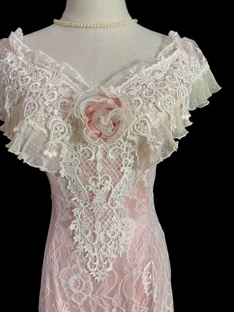 Robe de mariée vintage fourreau col en V avec manches courtes en dentelle pour l'été, coloris blanc et rose, référence RB3717