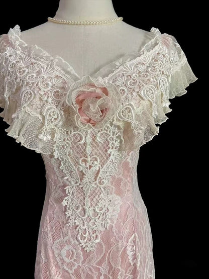 Robe de mariée vintage fourreau col en V avec manches courtes en dentelle pour l'été, coloris blanc et rose, référence RB3717