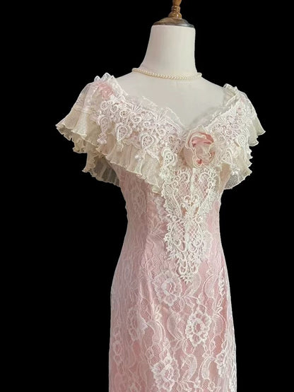 Robe de mariée vintage fourreau col en V avec manches courtes en dentelle pour l'été, coloris blanc et rose, référence RB3717